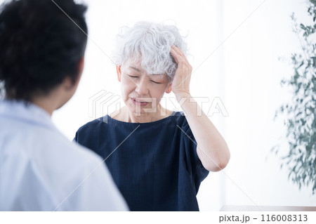 医師に体の不調を訴える高齢の患者 頭痛や頭部の痛みを訴える患者 医師に体の不調を訴える高齢の患者 頭痛や頭部の痛みを訴える患者 116008313