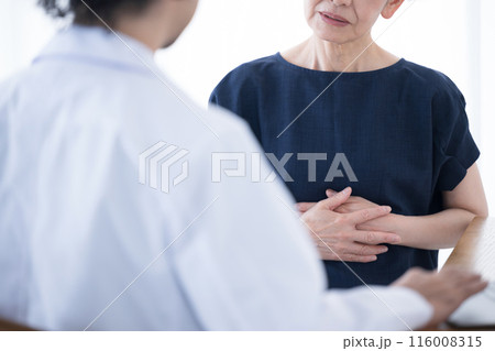 医師に体の不調を訴える高齢の患者 胃やお腹の痛みなど 顔無し 医師に体の不調を訴える高齢の患者 胃やお腹の痛みなど 顔無し 116008315