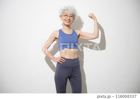 スポーツや運動、健康維持で使いやすい元気なアクティブシニア(高齢者)の筋肉がきれいなガッツポーズ スポーツや運動、健康維持で使いやすい元気なアクティブシニア(高齢者)の筋肉がきれいなガッツポーズ 116008337