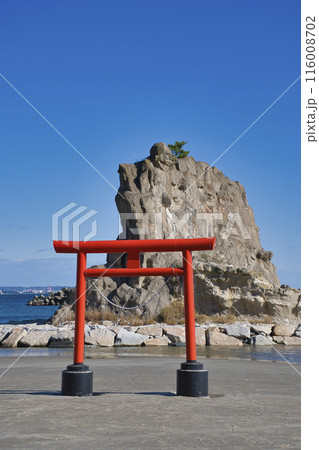 【福島県】勿来海岸の二つ岩と鳥居 116008702