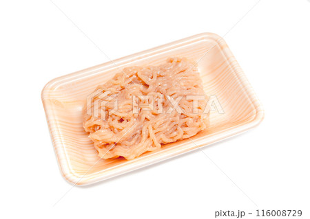 トレーに入った調理前の鶏挽き肉【白背景】 116008729