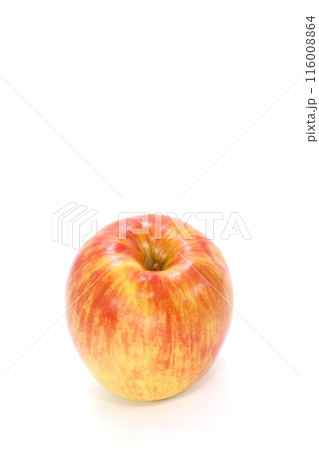赤いリンゴ　丸ごと1個　つがる　明るい背景 116008864