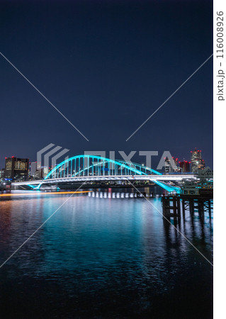 東京隅田川に掛かる築地大橋の夜景 116008926