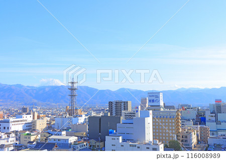 山梨県甲府市、甲府城天守台から見た富士山の風景 山梨県甲府市、甲府城天守台から見た富士山の風景 116008989