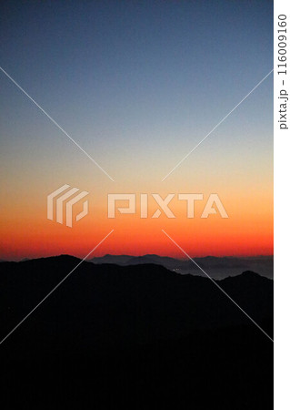 夕暮れと遠くの山々 116009160