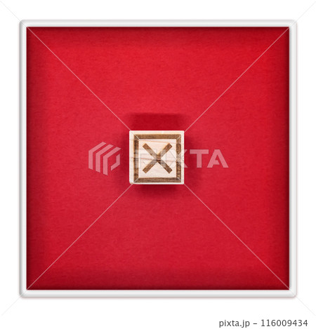 四角いバツマークのブロックが中央にある赤色の正方形のトレー 116009434