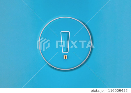 丸い立体的なビックリマークのアイコンが中央にある深い青色の背景 丸い立体的なビックリマークのアイコンが中央にある深い青色の背景 116009435