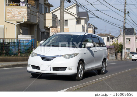 ワンボックスカー ミニバン 道路走行 116009656