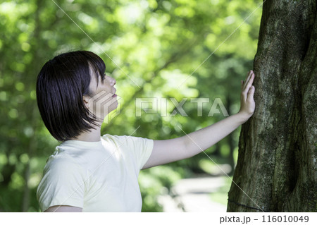 樹木を触る女性 樹木を触る女性 116010049