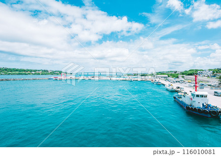 沖縄　瀬底島と瀬底大橋 116010081