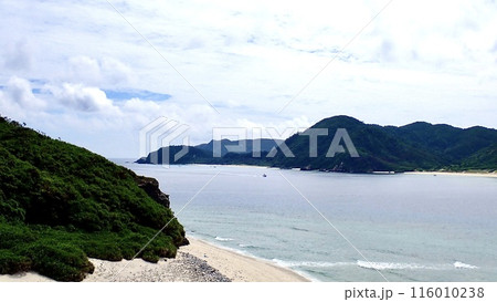 沖縄県嘉比島からみた慶良間諸島と海の風景 116010238