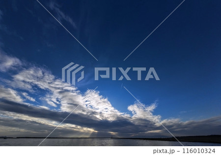 多様な雲と光芒がが現れた夕方の空と港・初冬・超広角・空主体・231105pm 116010324