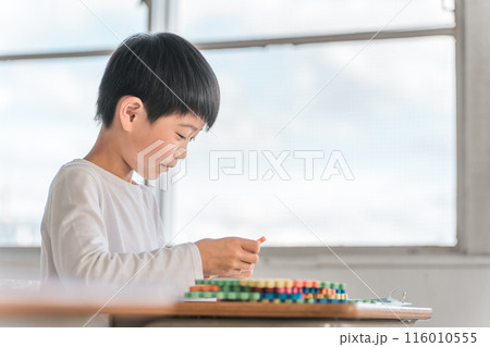 アルファベットのおもちゃで英語・英単語を覚える小学生低学年の男の子（知育） 116010555