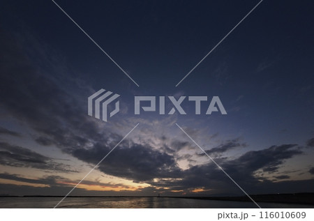 多様な雲が多彩に夕焼けした空と港・初冬・超広角・空主体・231105pm 116010609