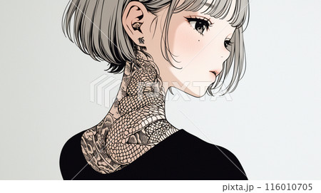 ヘビ柄の刺青を背中に入れた若い女性