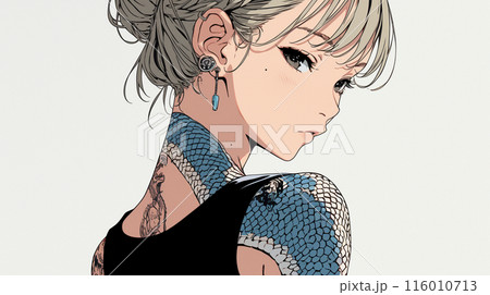 ヘビ柄の刺青を背中に入れた若い女性