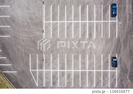ドローン写真：真上から見た駐車場 116010877