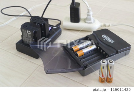 デジタルカメラ用バッテリーと単4型充電池と充電器と電源コード 116011420