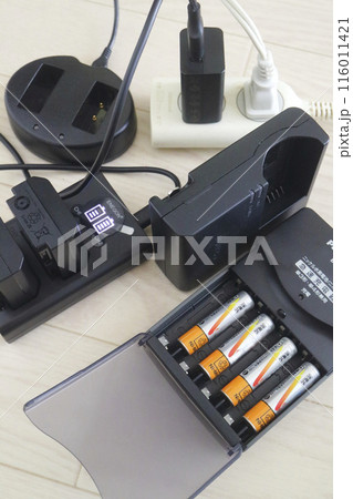たくさんのバッテリーと充電池と充電器 116011421