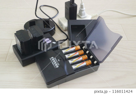 たくさんのバッテリーと充電池と充電器 たくさんのバッテリーと充電池と充電器 116011424