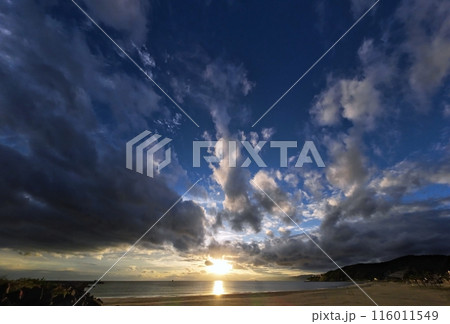 多様な雲が多彩に夕焼けした空と海岸・初冬・超広角・空主体・231111pm 多様な雲が多彩に夕焼けした空と海岸・初冬・超広角・空主体・231111pm 116011549