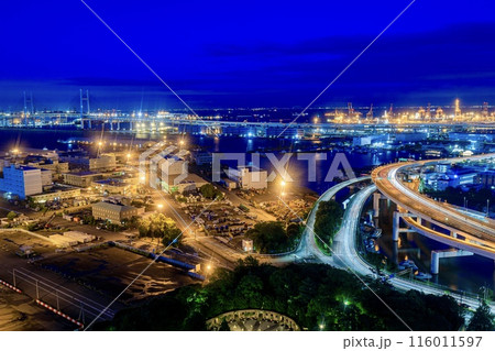 横浜市、横浜マリンタワーからの眺め（本牧埠頭方面） 116011597