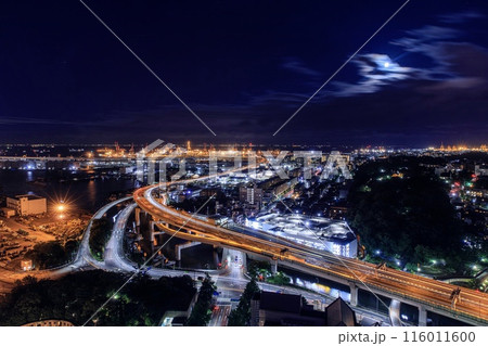 横浜市、横浜マリンタワーからの眺め（本牧埠頭方面） 116011600