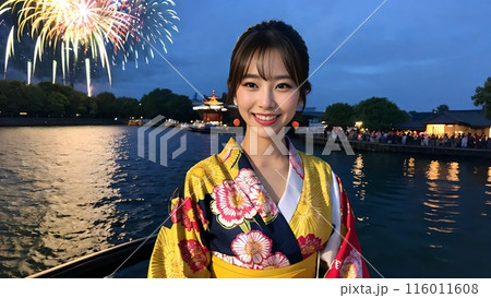 花火大会で笑顔の女性 花火大会で笑顔の女性 116011608