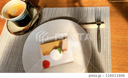 おしゃれなカフェのコーヒーとケーキ 116011806