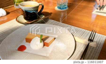 おしゃれなカフェのおやつ 116011807