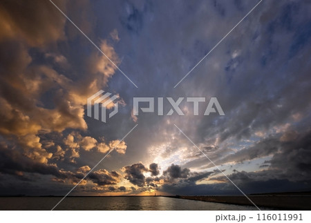 多様な雲が多彩に夕焼けしたドラマチックな空と港・初冬・超広角・空主体・231112pm 116011991