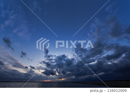 多様な雲が広がった夕暮れ空と港・初冬・超広角・空主体・231112pm 116012009