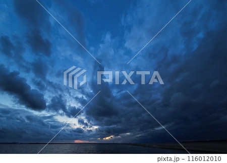 多様な雲が広がった夕暮れ空と港・初冬・超広角・空主体・231112pm 116012010