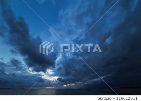 多様な雲が広がった夕暮れ空と港・初冬・超広角・空主体・231112pm 116012011