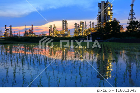 【愛媛県】シンメトリーな太陽石油コンビナートの夕景 116012045
