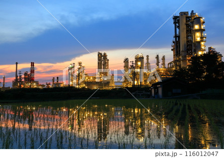 【愛媛県】シンメトリーな太陽石油コンビナートの夕景 116012047