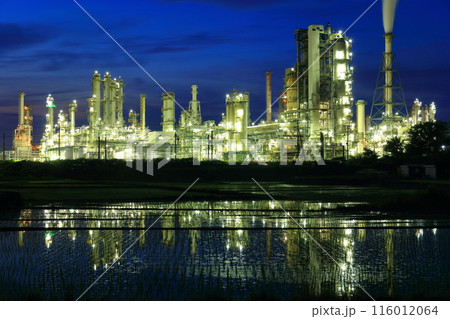【愛媛県】シンメトリーな太陽石油コンビナートの夜景 116012064
