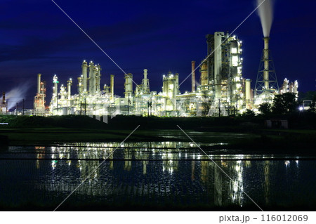 【愛媛県】シンメトリーな太陽石油コンビナートの夜景 116012069