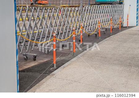 休日の工事現場とキャスターゲート 116012394