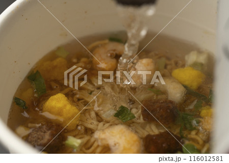 カップ麺 インスタントラーメン お湯を注ぐ カップ麺 インスタントラーメン お湯を注ぐ 116012581