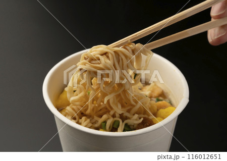 カップ麺　インスタントラーメン　箸あげ　箸で麺を上げる 116012651