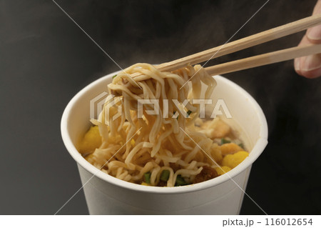 カップ麺 インスタントラーメン 箸あげ 箸で麺を上げる カップ麺 インスタントラーメン 箸あげ 箸で麺を上げる 116012654