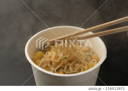 カップ麺 インスタントラーメン 箸あげ 箸で麺を上げる カップ麺 インスタントラーメン 箸あげ 箸で麺を上げる 116012655
