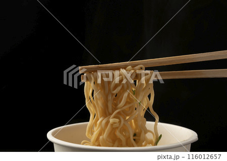 カップ麺 インスタントラーメン 箸あげ 箸で麺を上げる カップ麺 インスタントラーメン 箸あげ 箸で麺を上げる 116012657