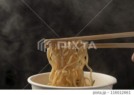 カップ麺　インスタントラーメン　箸あげ　箸で麺を上げる 116012661