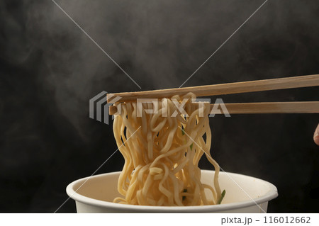カップ麺　インスタントラーメン　箸あげ　箸で麺を上げる 116012662