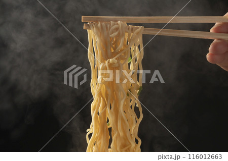 カップ麺 インスタントラーメン 箸あげ 箸で麺を上げる カップ麺 インスタントラーメン 箸あげ 箸で麺を上げる 116012663