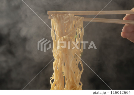 カップ麺　インスタントラーメン　箸あげ　箸で麺を上げる 116012664