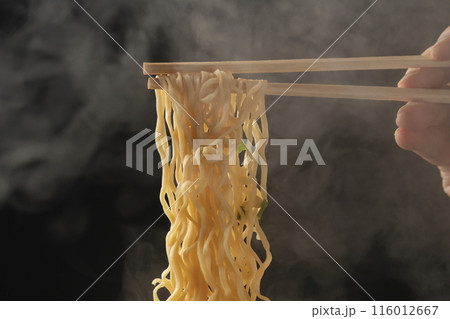 カップ麺 インスタントラーメン 箸あげ 箸で麺を上げる カップ麺 インスタントラーメン 箸あげ 箸で麺を上げる 116012667