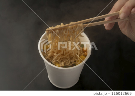 カップ麺 インスタントラーメン 箸あげ 箸で麺を上げる カップ麺 インスタントラーメン 箸あげ 箸で麺を上げる 116012669